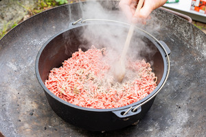 Hackfleisch krümelig anbraten