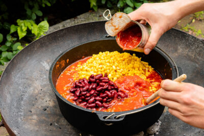Mais, Kidneybohnen und gehackte Tomaten dazugeben