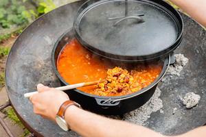 Chili con Carne aus dem Dutch Oven gelegentlich umrühren