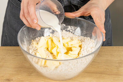 Butter und Milch in die Schüssel gießen