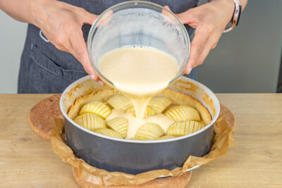 Guss über Elsässer Apfelkuchen gießen