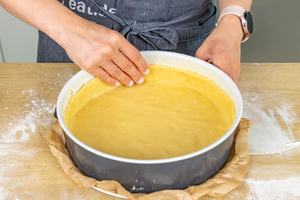 Mürbeteig in Springform andrücken