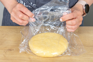 Mürbeteig in Frischhaltefolie einpacken