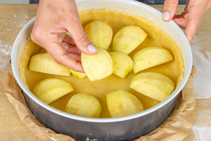Äpfel auf Mürbeteig verteilen