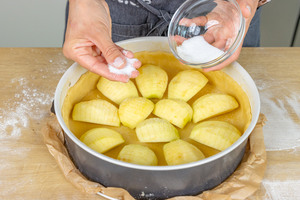 Äpfel mit Zucker bestreuen