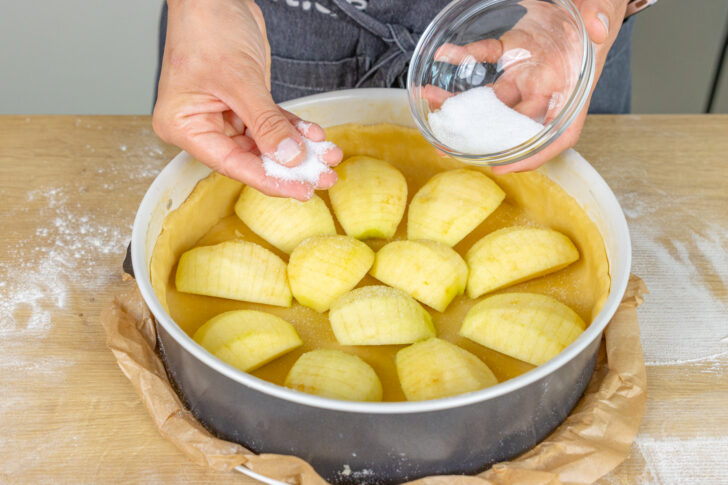 Äpfel mit Zucker bestreuen