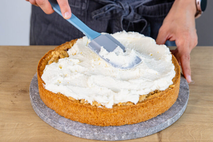 Sahne auf Feuerwehrkuchen verstreichen