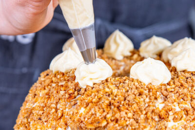 Original Frankfurter Kranz nach Omas Rezept dekorieren