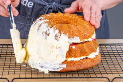 Original Frankfurter Kranz nach Omas Rezept einstreichen