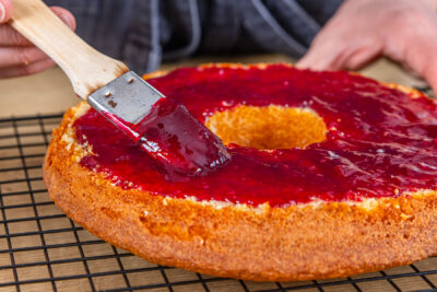 Boden mit Marmelade einstreichen
