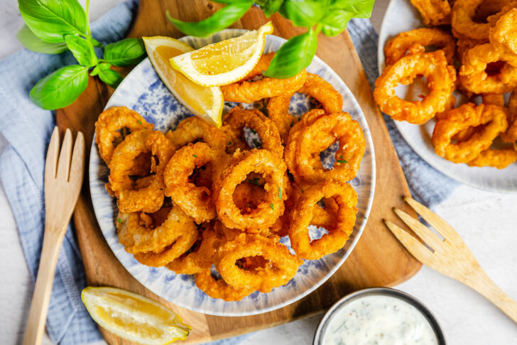 Frittierte Tintenfischringe mit frischer Zitrone und Dip