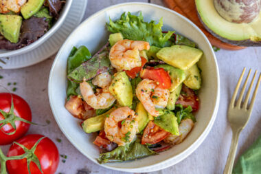 Garnelen-Avocado-Salat in der Schüssel