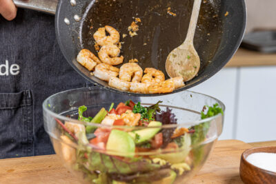 Garnelen zum Salat geben