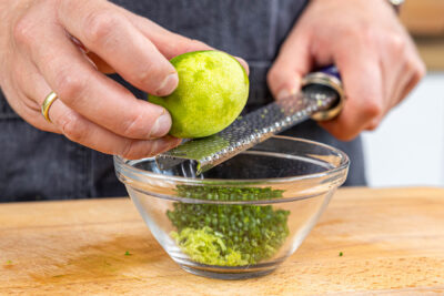 Limettenschale abreiben