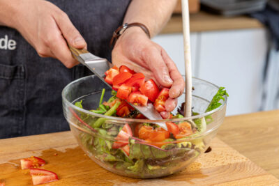 Tomaten zum Salat geben