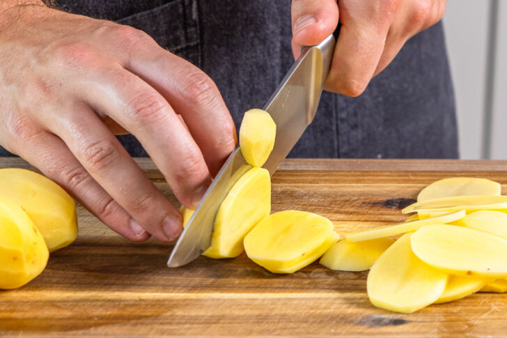 Kartoffeln in Scheiben schneiden
