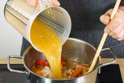 Brühe zur Suppe geben und kochen