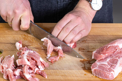 Schweinefleisch in Streifen schneiden