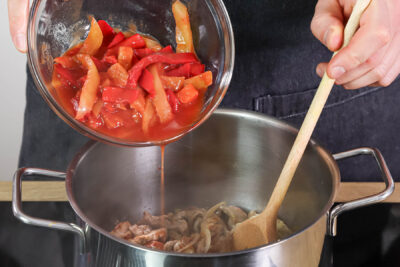 Letschogemüse zum Fleisch geben