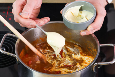 Schmelzkäse zur Gyrrossuppe mit Zwiebelsuppe geben