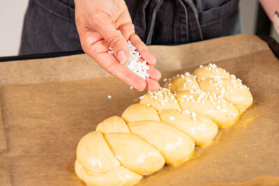 Hefezopf mit frischer Hefe mit Hagelzucker bestreuen