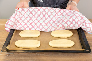 Hot Dog Brötchen abdecken