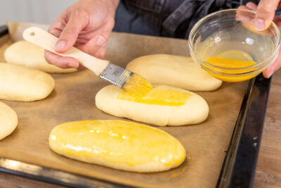 Hot Dog Brötchen bestreichen