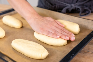 Hot Dog Brötchen platt drücken