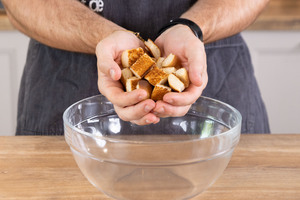 Boden der Schüssel mit Brotstücken ausfüllen.
