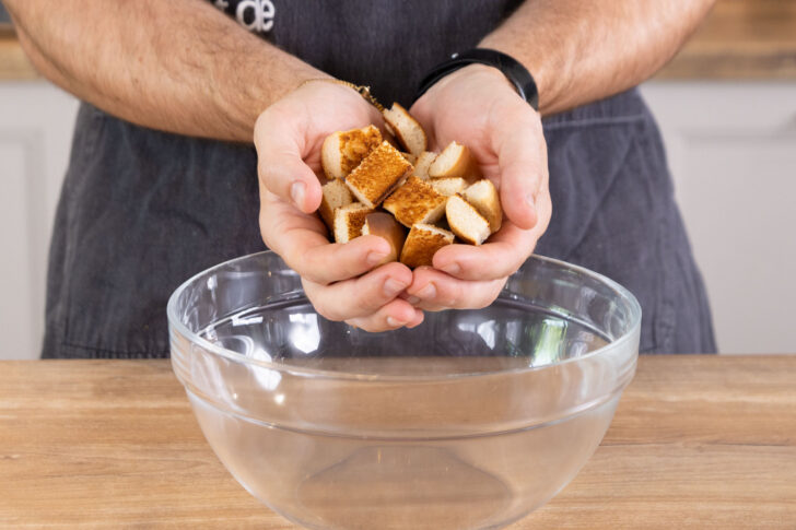 Boden der Schüssel mit Brotstücken ausfüllen.