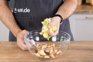 Salat verteilen.