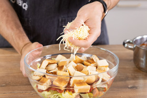 Mit Käse bestreuen.