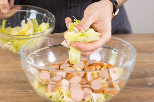 Zweite Schicht Salat verteilen.