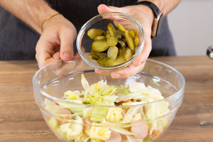 Gurken im Salat verteilen.