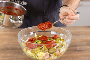 Ketchupsoße verstreichen.