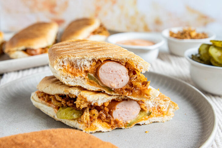 Hot Dog vom Kontaktgrill aufgeschnitten