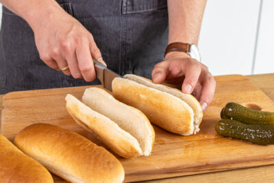 Hot Dog Brötchen bis zur Hälfte einschneiden