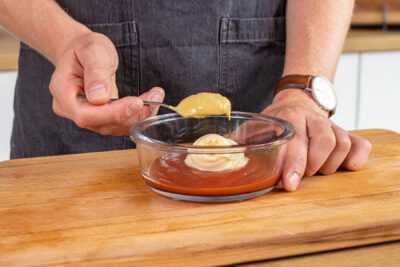 Senf zu Ketchup und Mayonnaise geben