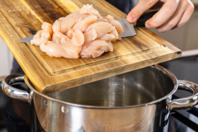 Hähnchen in den Topf geben