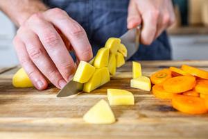 Kartoffeln in Stücke schneiden
