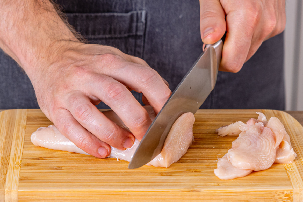 Hühnerfleisch schneiden