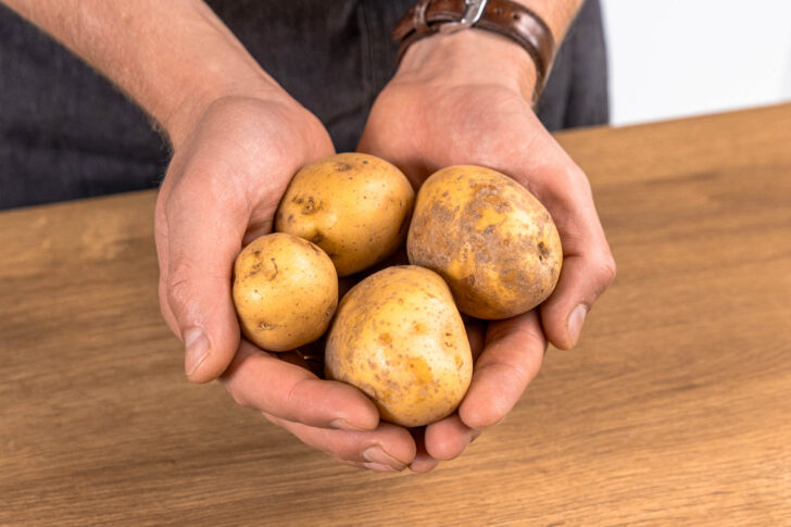 Kartoffeln mit Hilfe der Hände portionieren