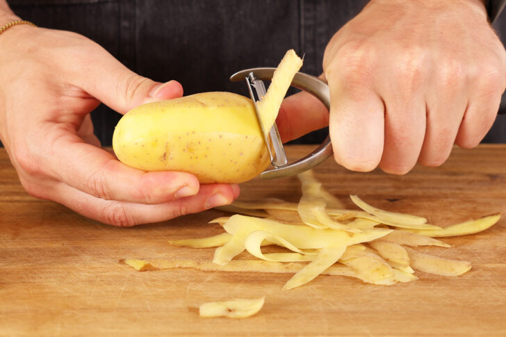 Kartoffeln schälen
