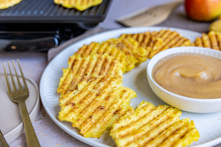 Kartoffelpuffer vom Kontaktgrill mit Apfelmus