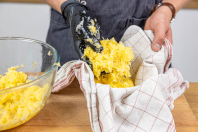 Kartoffelmasse ausdrücken