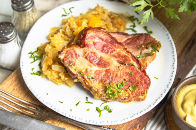 Kassler mit Sauerkraut aus dem Backofen auf Teller angerichtet