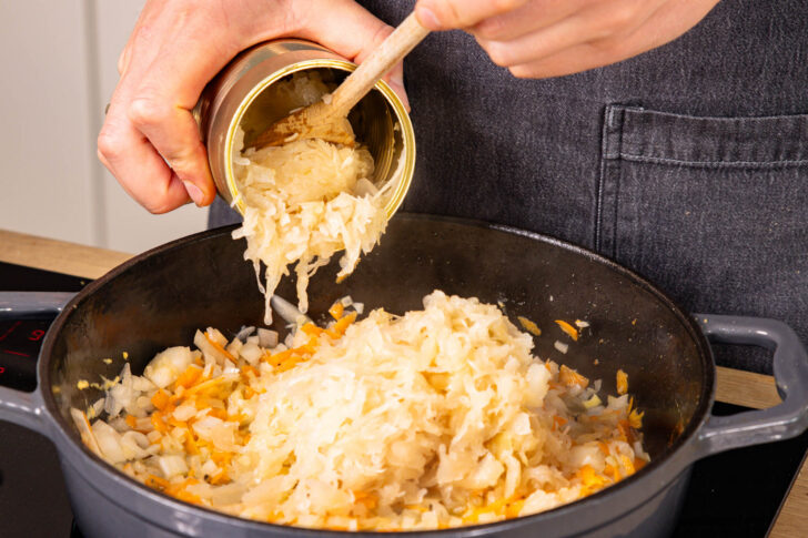 Sauerkraut in Bräter geben