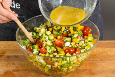 Dressing zubereiten und zum Salat geben