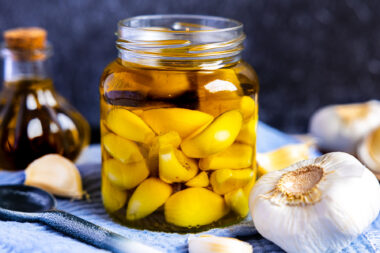 Knoblauch in Öl einlegen: ganz einfach