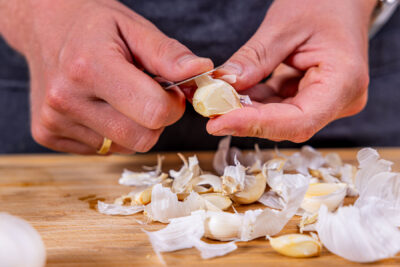 Knoblauch schälen